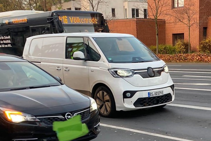 Im Braunschweiger Stadtgebiet ist der Prototyp des VW ID.Buzz entdeckt worden. 