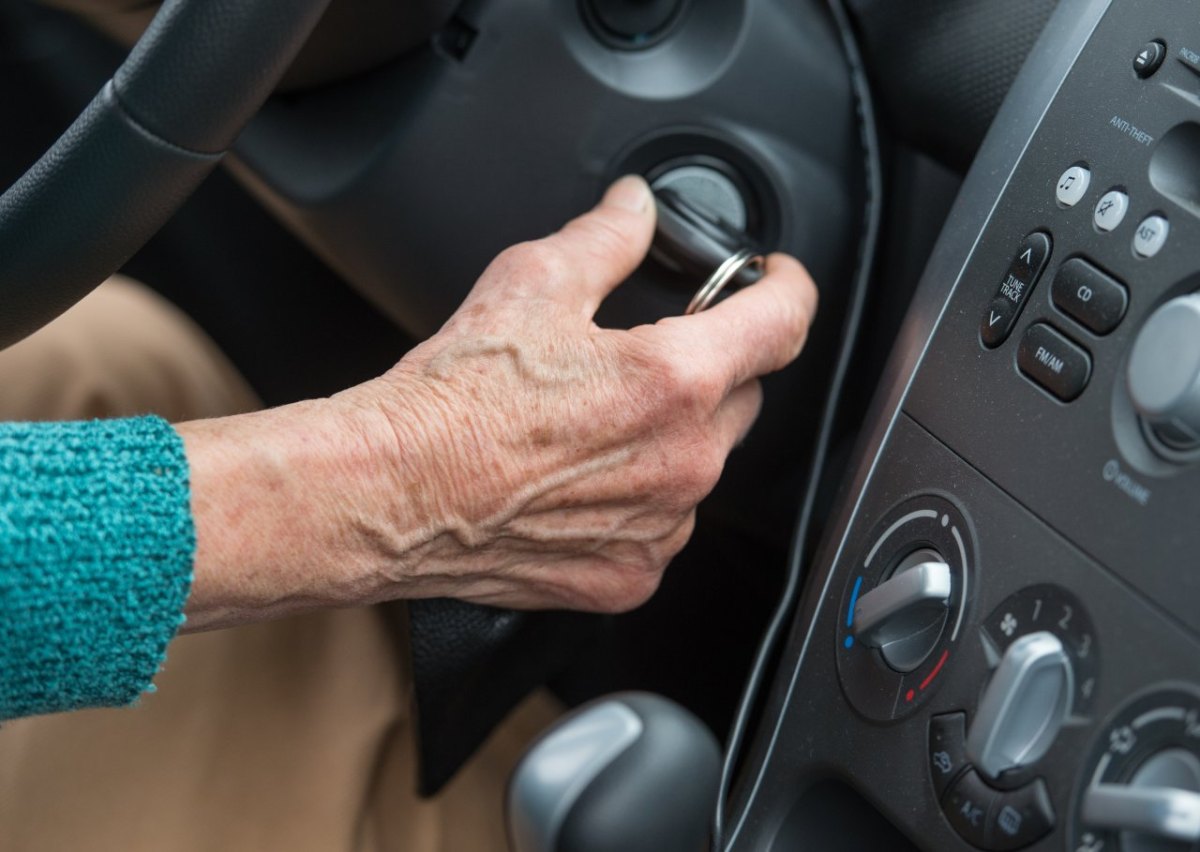 Rentnerin am Steuer Auto Zündschlüssel