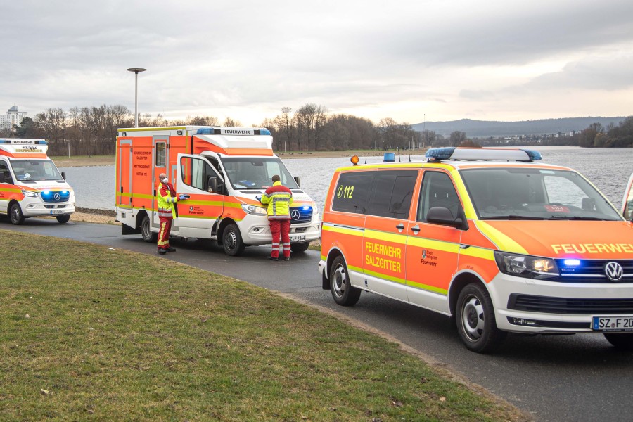 Mehrere Einsatzkräfte kümmerten sich um die unterkühlten Personen.