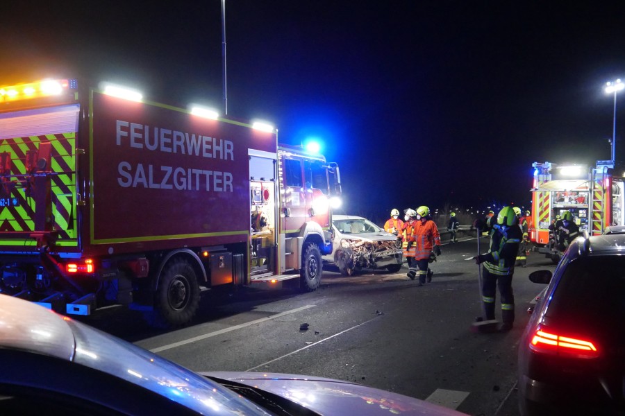 Nächtlicher Einsatz für die Feuerwehr auf der A39 bei Salzgitter. 