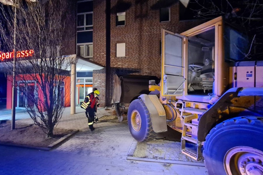 Mit diesem Koloss wollten die Unbekannten in die Filiale der Sparkasse in Niedersachsen einbrechen. 