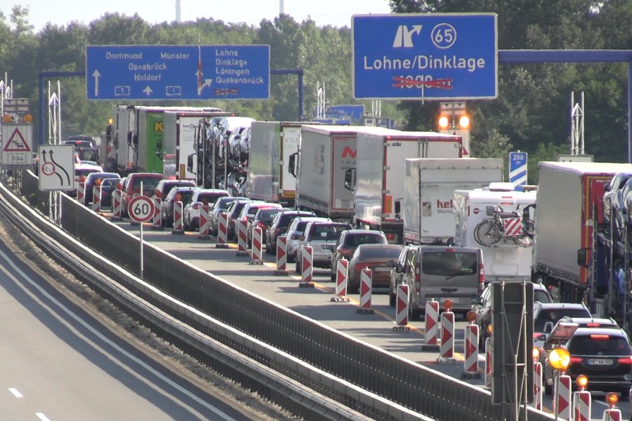 Die Polizei erwartet auch am Dienstag erneut lange Staus an der Unfallstelle.