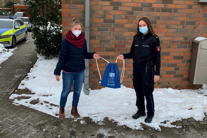 Theda hat von Polizeisprecherin Andrea Kempin schon ein kleines Geschenk bekommen...