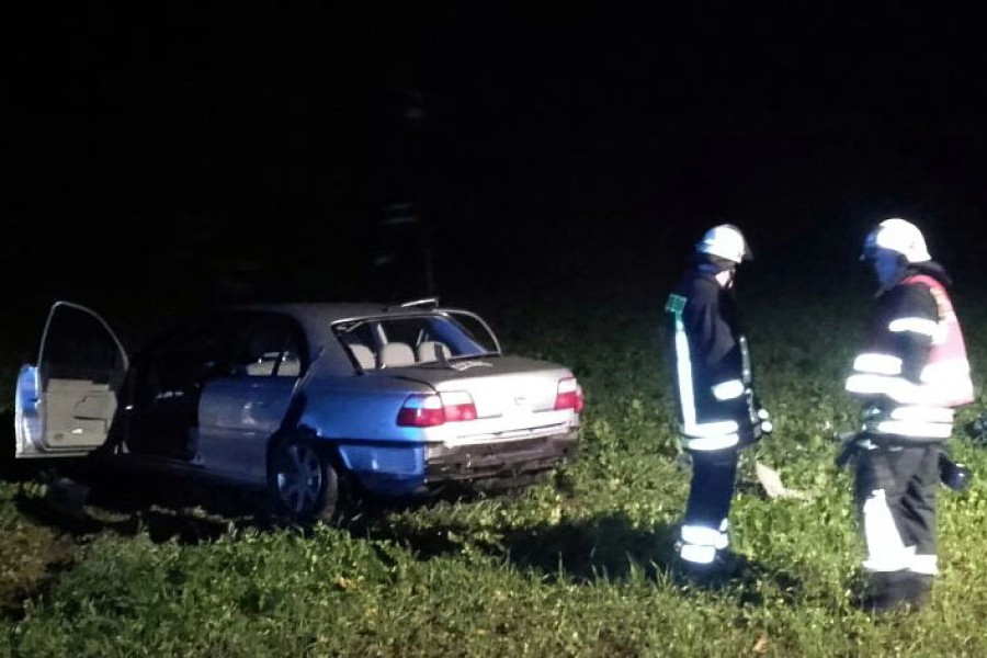 Die Feuerwehr leuchtete den Unfallort aus.