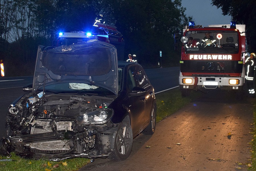 Der entgegenkommende VW Golf ist ebenfalls stark beschädigt.