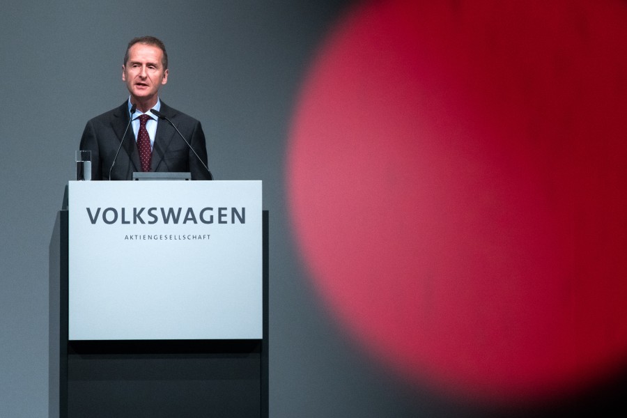Alle Augen und Objektive sind während der Hauptversammlung auf VW-Vorstandschef Herbert Diess gerichtet.