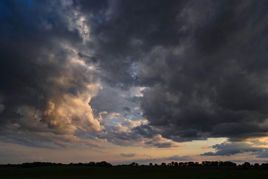 Wetter in Niedersachsen: Gewitter, Regen und Unwetter setzen sich fest. (Symbolbild)