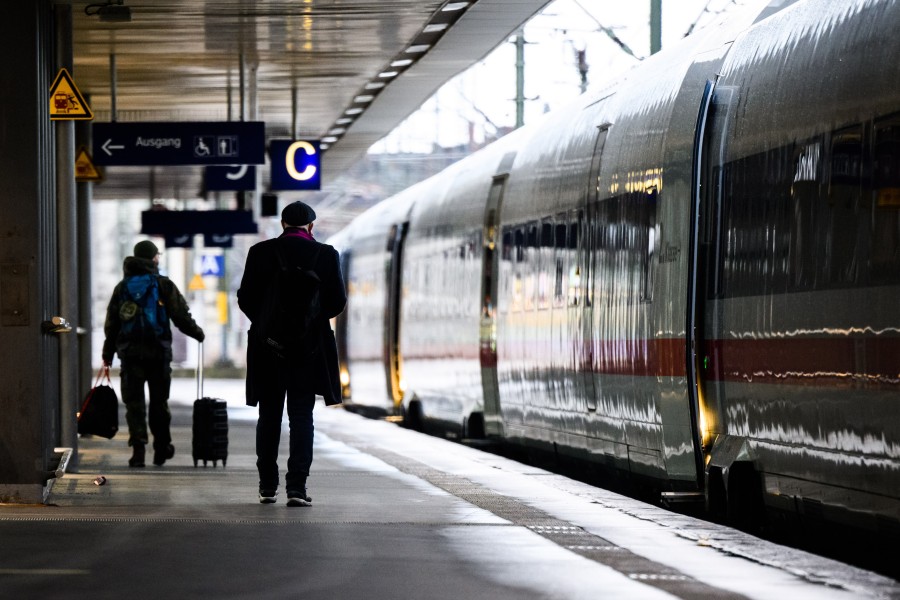 Der Bahnverkehr in Niedersachsen ist aufgrund von Sturm „Zeynep“ noch immer stark eingeschränkt. (Archivbild)