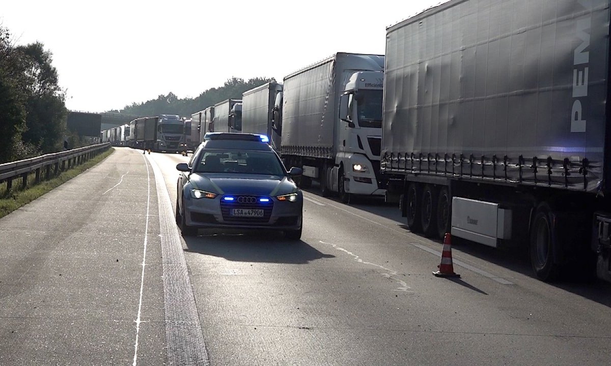 a2 stau lkw unfall rennau helmstedt