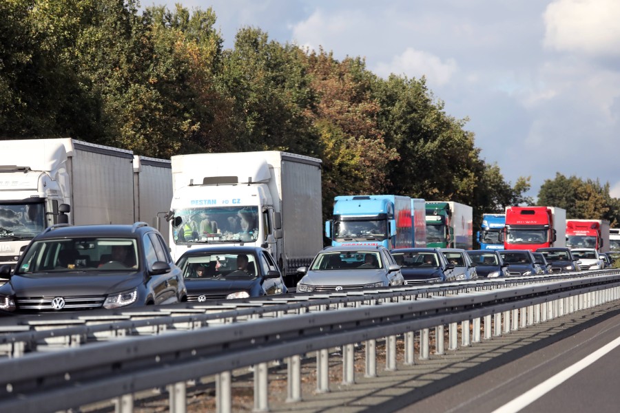 Stau auf der A2 in Niedersachsen. An diese Bilder hat man sich fast schon gewöhnt. 