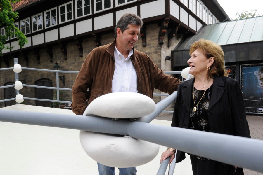 Manuel Trollmann, Großneffe von Johann Trollmann, und Rita Vowe, Tochter des ehemaligen Boxers, am temporären Denkmal in Hannover. (Archivbild)