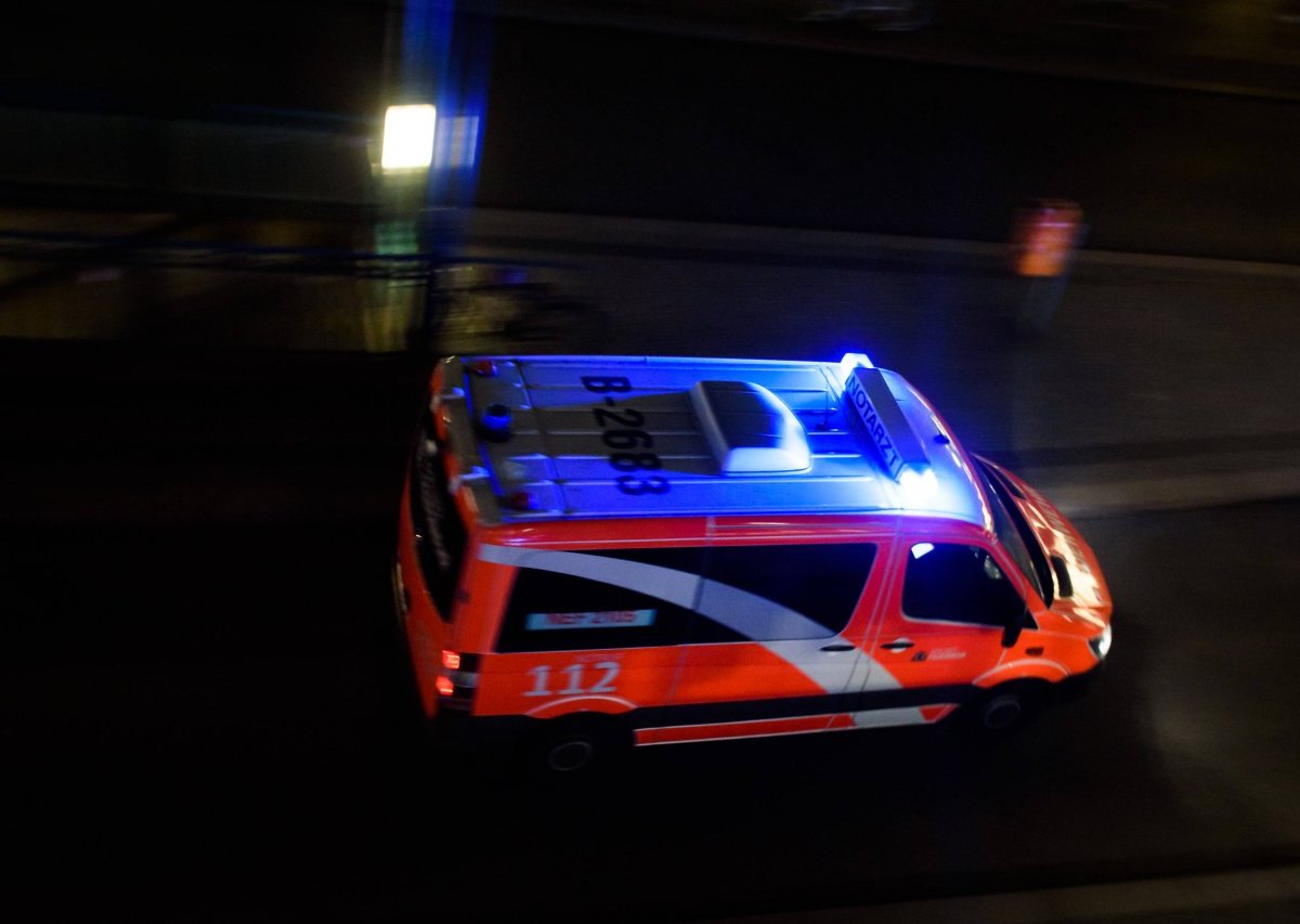 blaulicht notarzt rettungswagen unfall nacht nachts abends