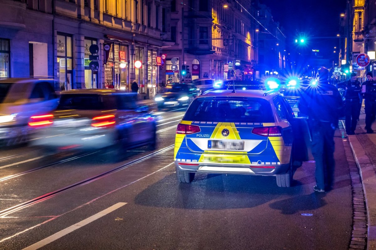 blaulicht polizei abends abend nacht nachts dunkel