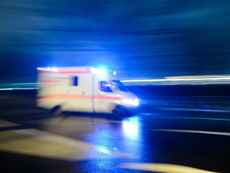 blaulicht rettungswagen krankenwagen nacht abend