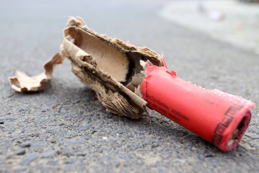 Offenbar hatte ein mann absichtlich Böller auf den Müllhaufen geworfen. (Symbolbild)  