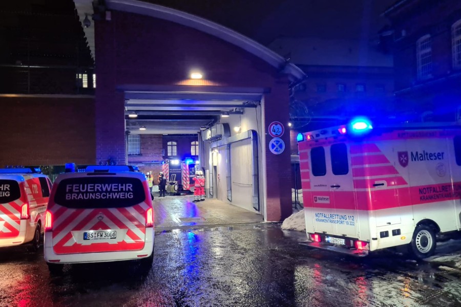 Die Rettungskräfte in Braunschweig wurden am Montagabend zur JVA Rennelberg gerufen. Zunächst mussten sie von einem schlimmen Szenario ausgehen.