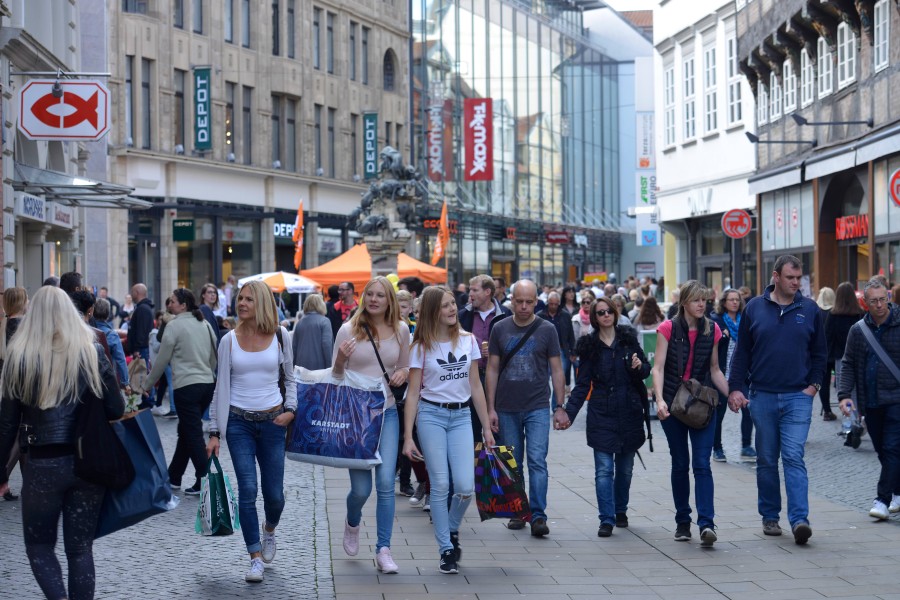 Einkaufslustige tummeln sich in der Braunschweiger Schuhstraße. Die Läöwenstadt lockert sich erneut... (Archivbild)