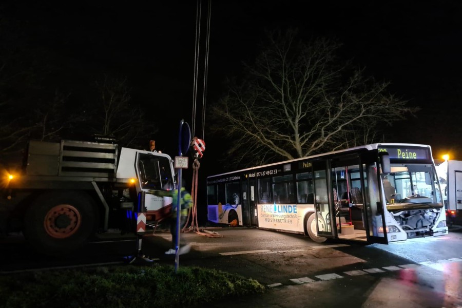 Erst ein Autokran konnte den Bus wieder auf die Straße hieven.