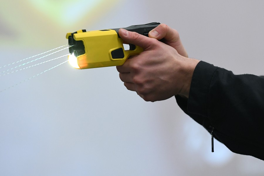 Nach einem Polizeieinsatz bei Hannover, bei dem ein Taser zum Einsatz kam, war ein Mann gestorben.  (Symbolbild)