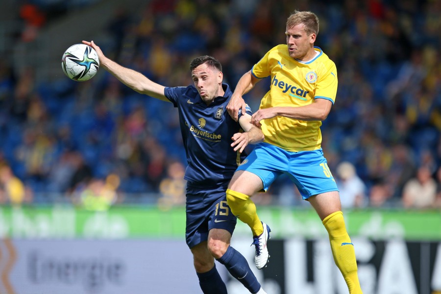 Eintracht Braunschweigs Brian Behrendt im Duell mit Marcel Bär.