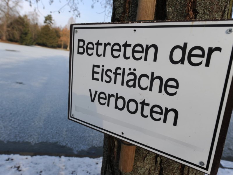 eisfläche betreten verboten schild see zugefroren