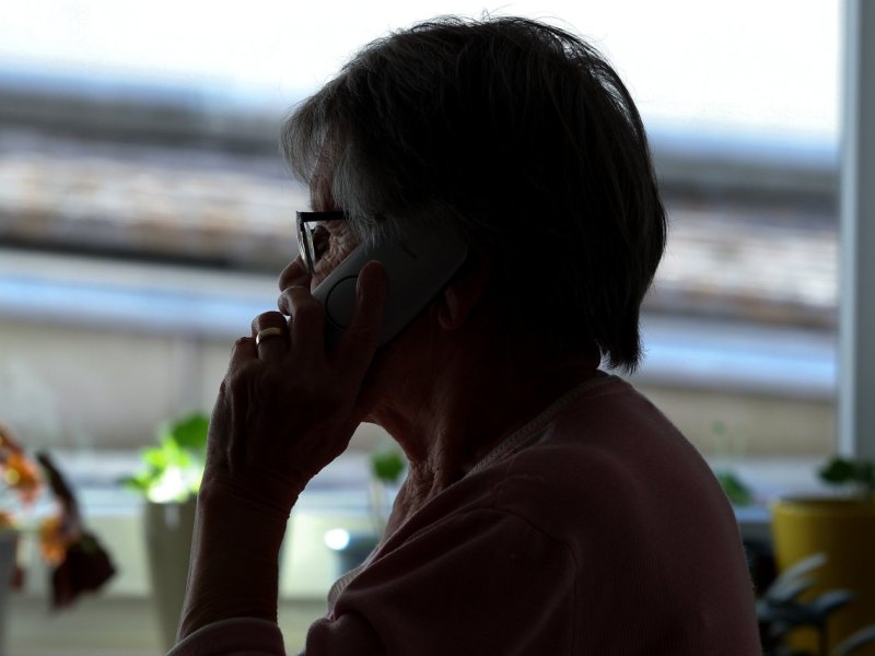 enkeltrick schockanruf frau telefon seniorin