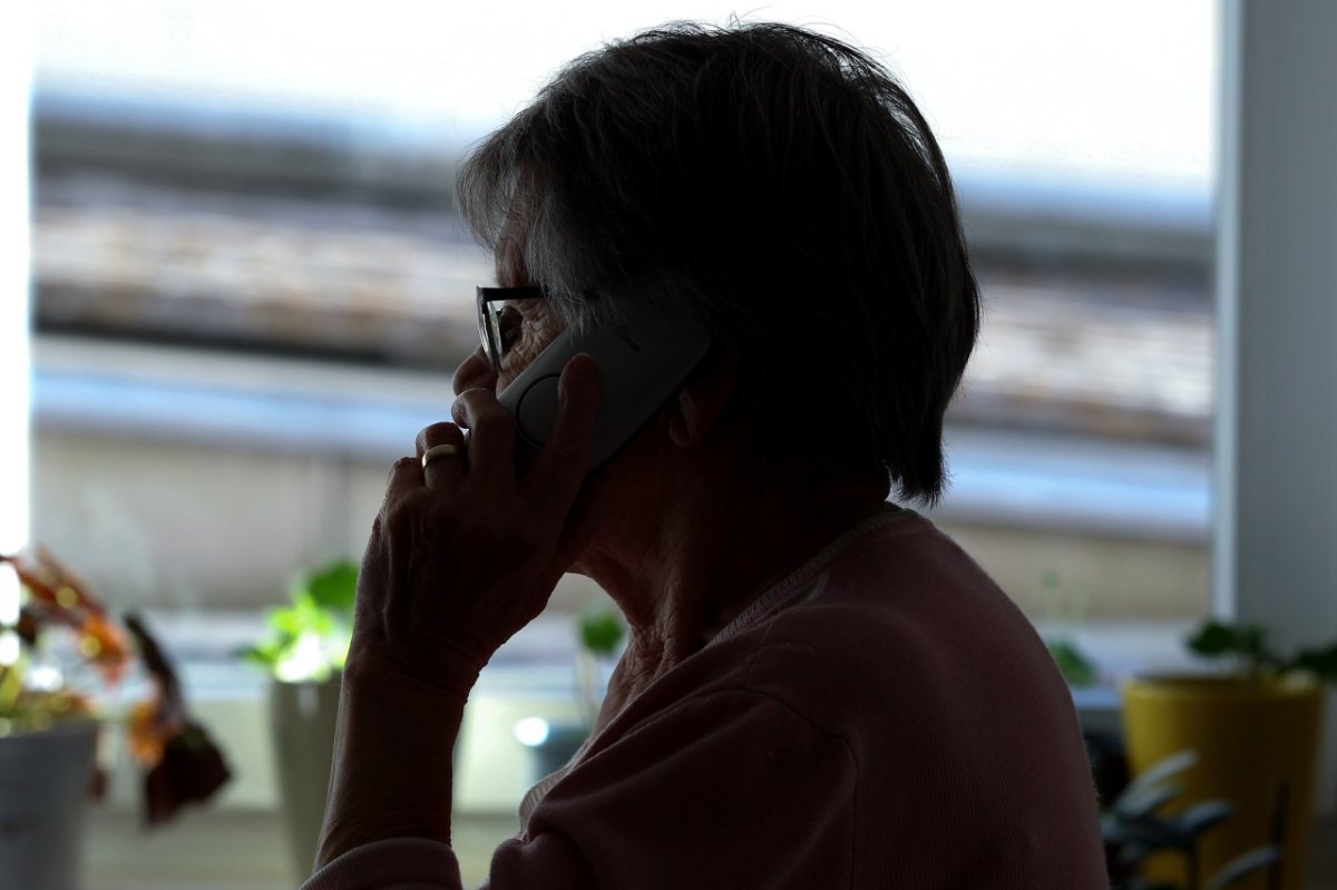 enkeltrick schockanruf frau telefon seniorin