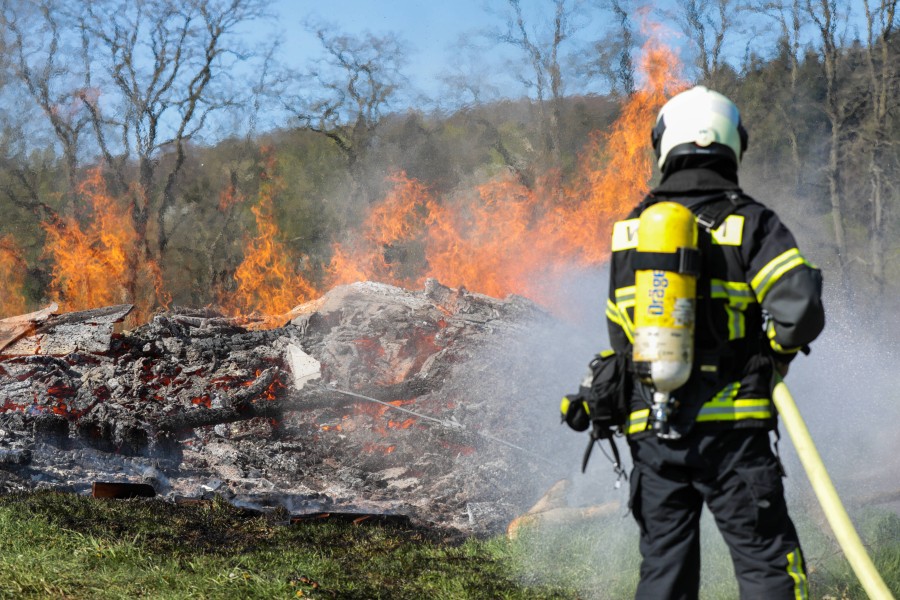 Immer wieder muss die Feuerwehr Gifhorn auch bei Osterfeuern eingreifen. (Symbolbild)