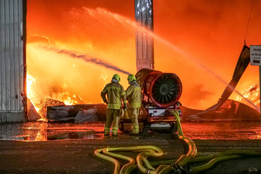 Die Flammen waren meterhoch.