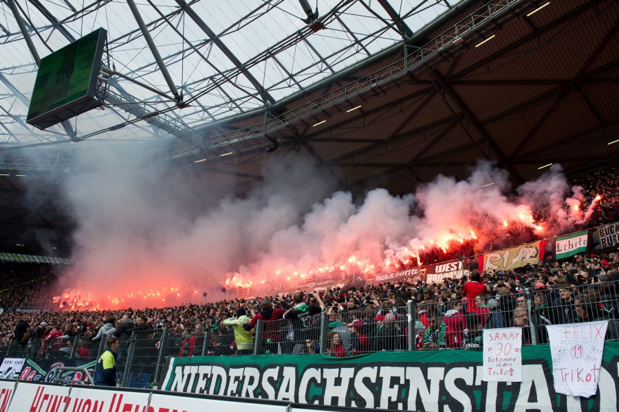 Pyrotechnik im Hannover-Block. (Archivbild)