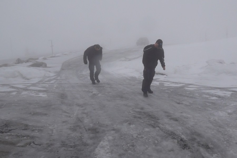 Wetter in Niedersachsen: Steven und Jens haben keinen leichten Job auf dem Brocken im Harz...