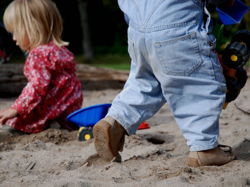 Kinder auf dem spielplatz