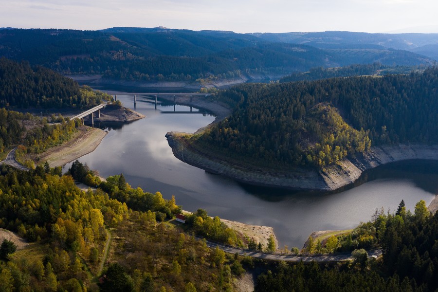 Blick auf die Okertalsperre im Harz. Wissenschaftler mehrerer niedersächsischer Hochschulen wollen den Bau neuer Talsperren, Überleitungen zwischen bestehenden Sperren und deren Umbau im Harz weiter erforschen.