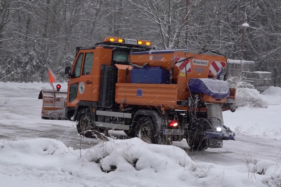 Die Winterdienste sind im Dauereinsatz. 