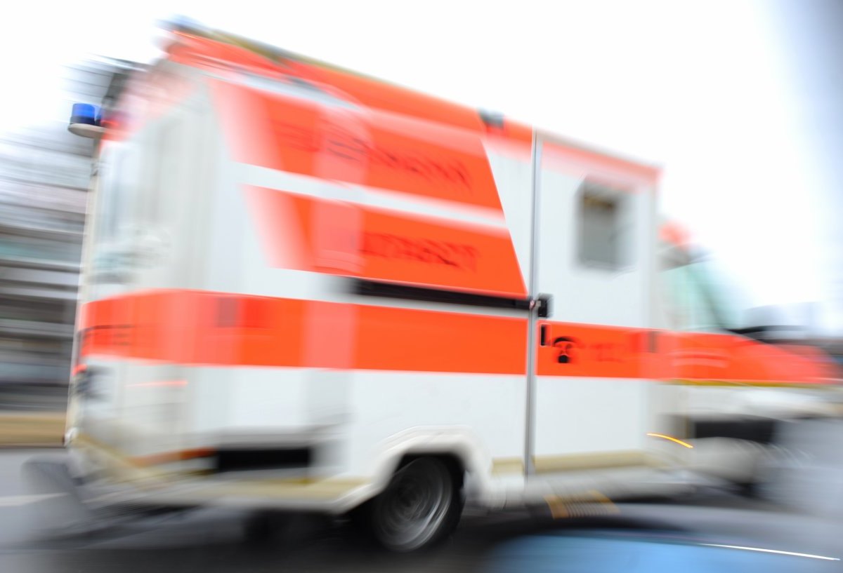 krankenwagen rettungswagen unfall blaulicht