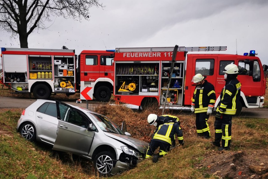 Ein Senioren-Paar hat im Kreis Gifhorn einen Unfall gebaut. In einem Moment wurde es für beide ziemlich heikel. 