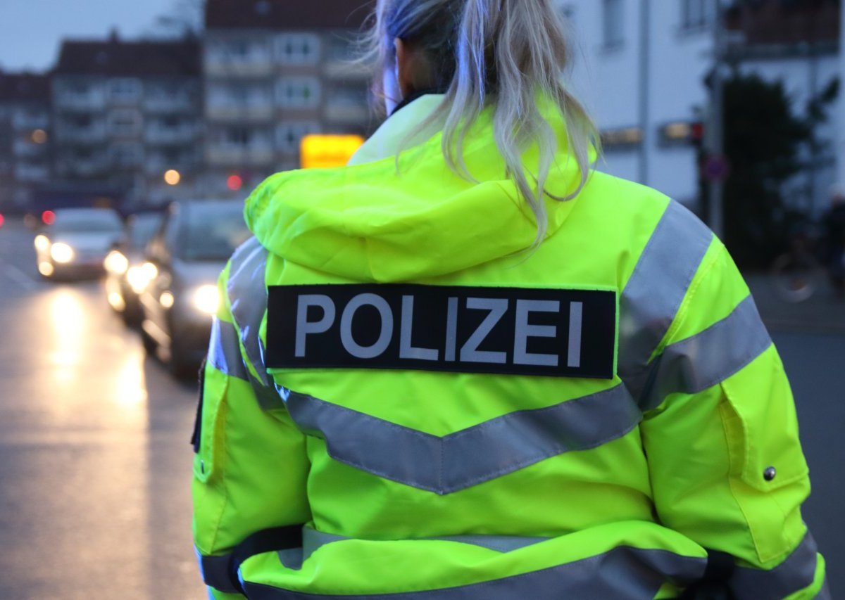 kurden demo salzgitter polizei symbolbild symbolfoto polizistin