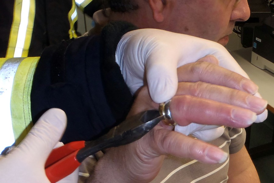 In Lehrte (Hannover) musste die Feuerwehr einem Mann von einem Ring am Finger befreien. (Archivbild)