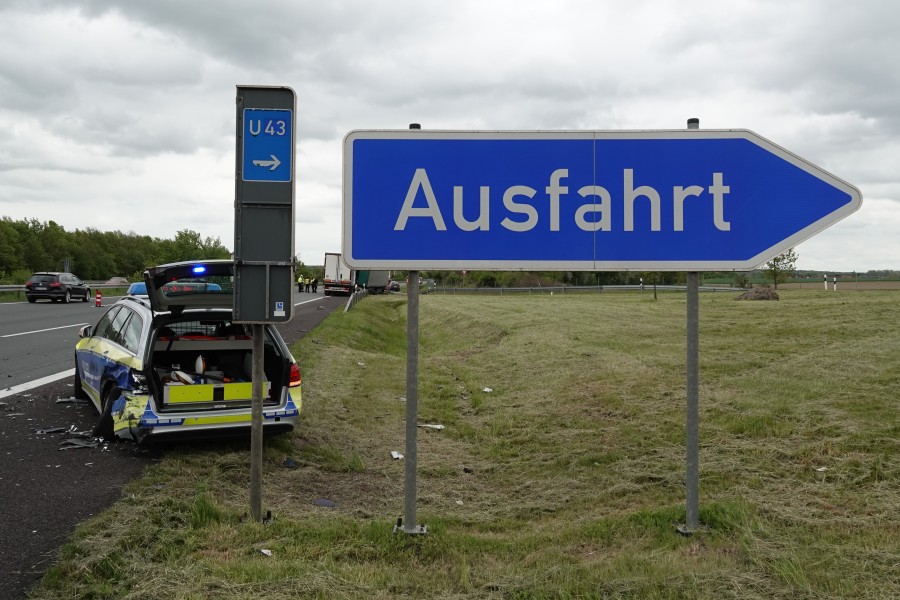 Auch ein Streifenwagen wurde am Samstag auf der A2 in Mitleidenschaft gezogen.