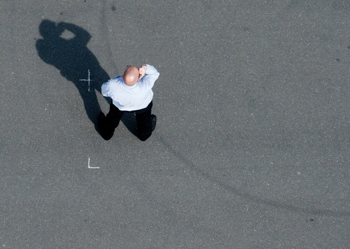 mann telefoniert handy straße sommer hitze