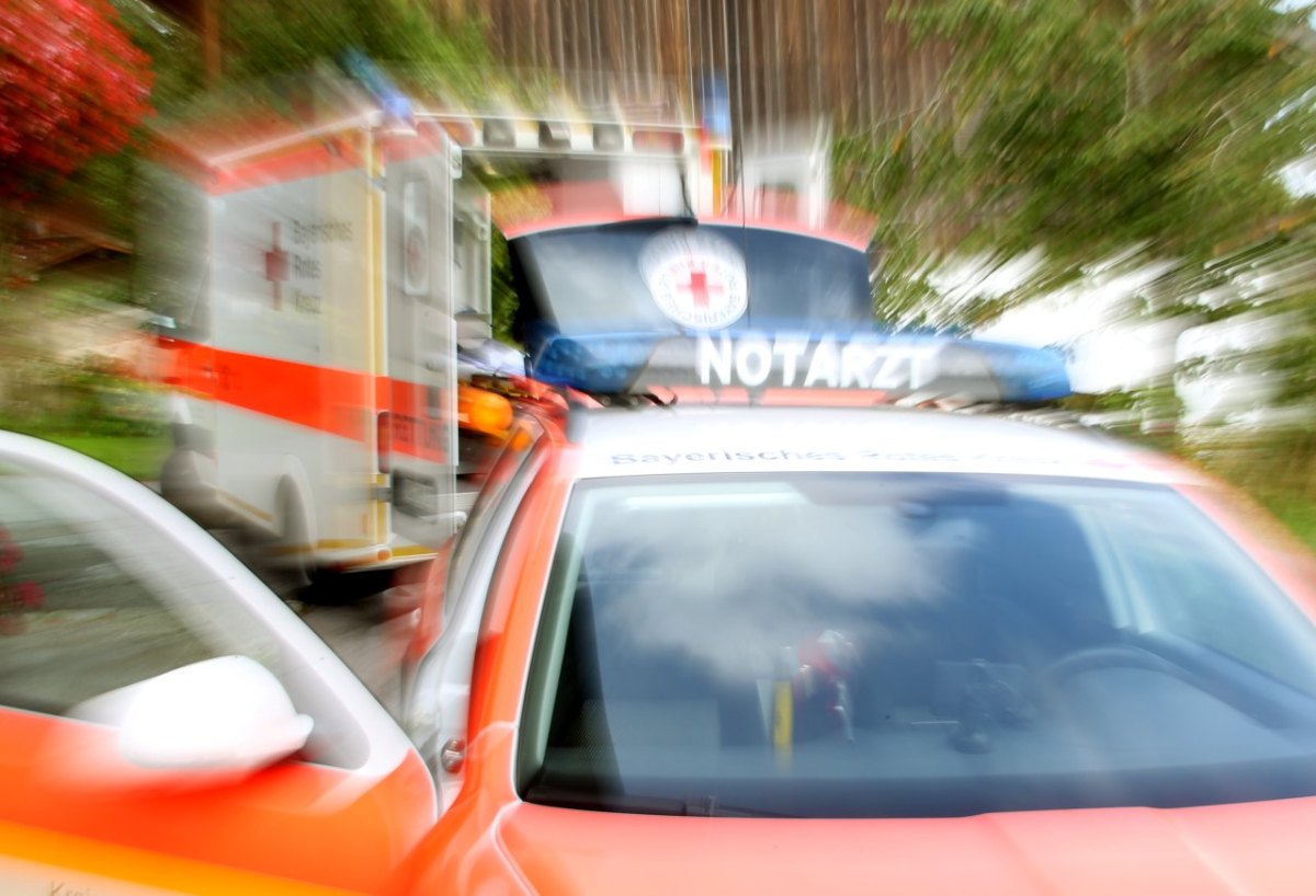 notarzt rettungswagen krankenwagen unfall verletzt blaulicht