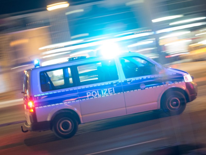 polizei blaulicht abend abends nacht nachts symbolbild