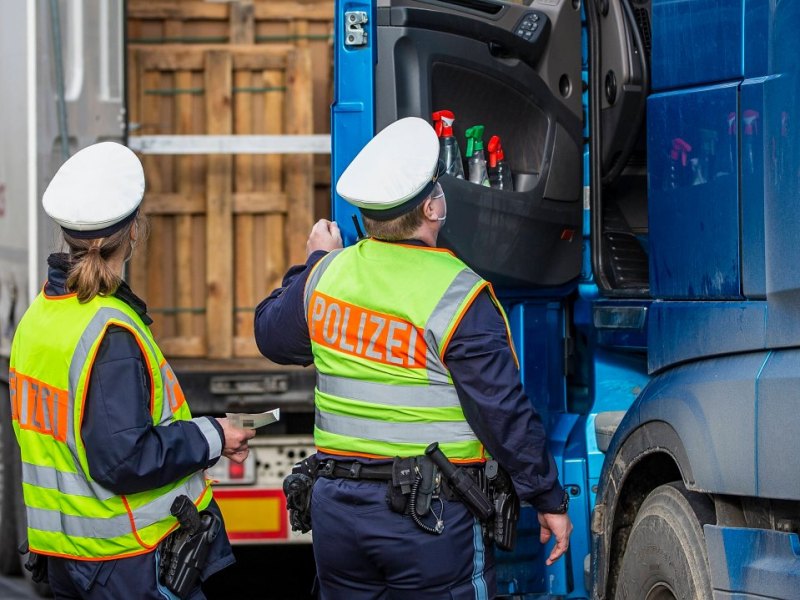 polizei lkw.jpg