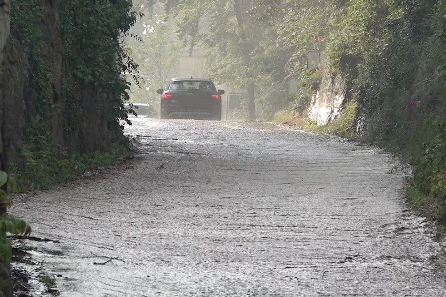 Regen und Schlamm flossen am Mittwochabend durch so manch eine Straße im Harz. So wie hier in Langenstein. 