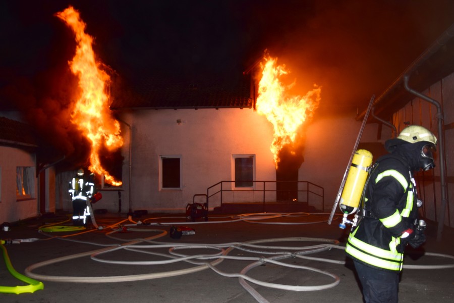 Die Flammen schlugen aus den Türen und Fenstern.