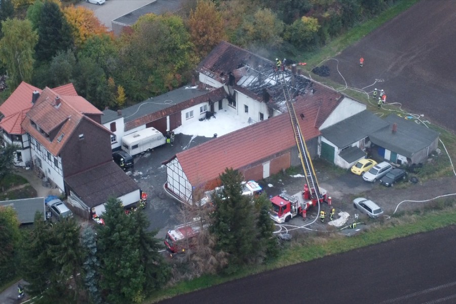 Diese Drohnen-Aufnahme zeigt, was die Flammen alles angerichtet haben.