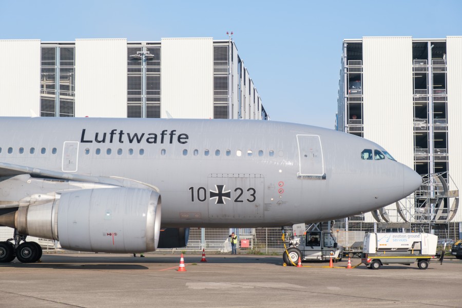 Er soll zum Restaurant-Flieger werden. Noch aber hängt die ehemalige Luftwaffen-Maschine am Flughafen fest. (Archivbild)