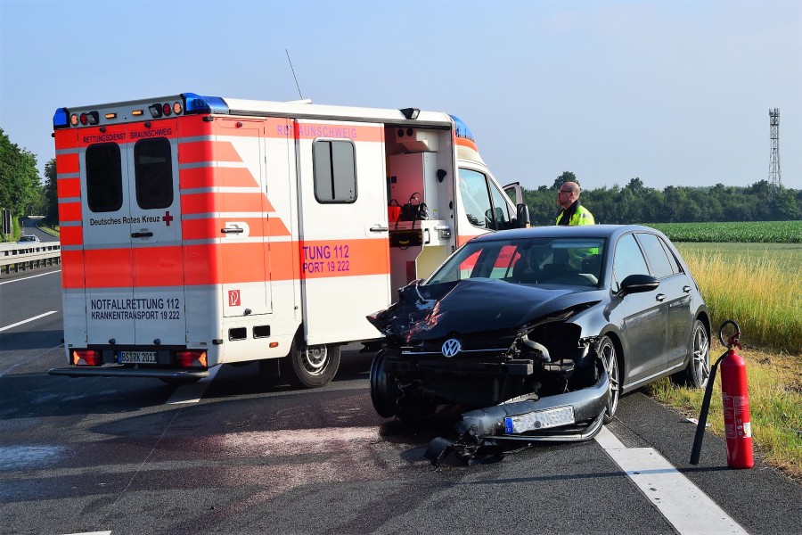 Auch dieser VW wurde schwer beschädigt.