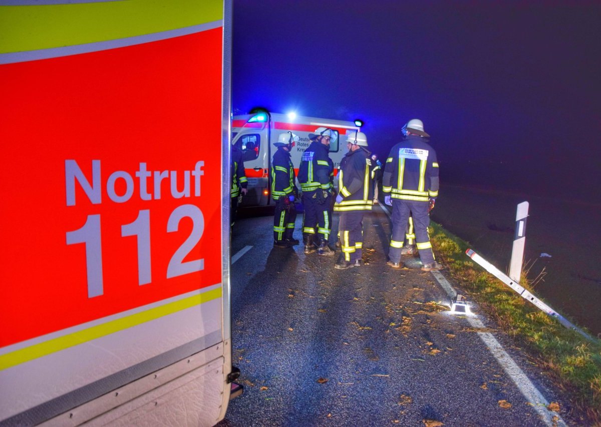 unfall blaulicht dunkel feuerwehr hannover steimbke