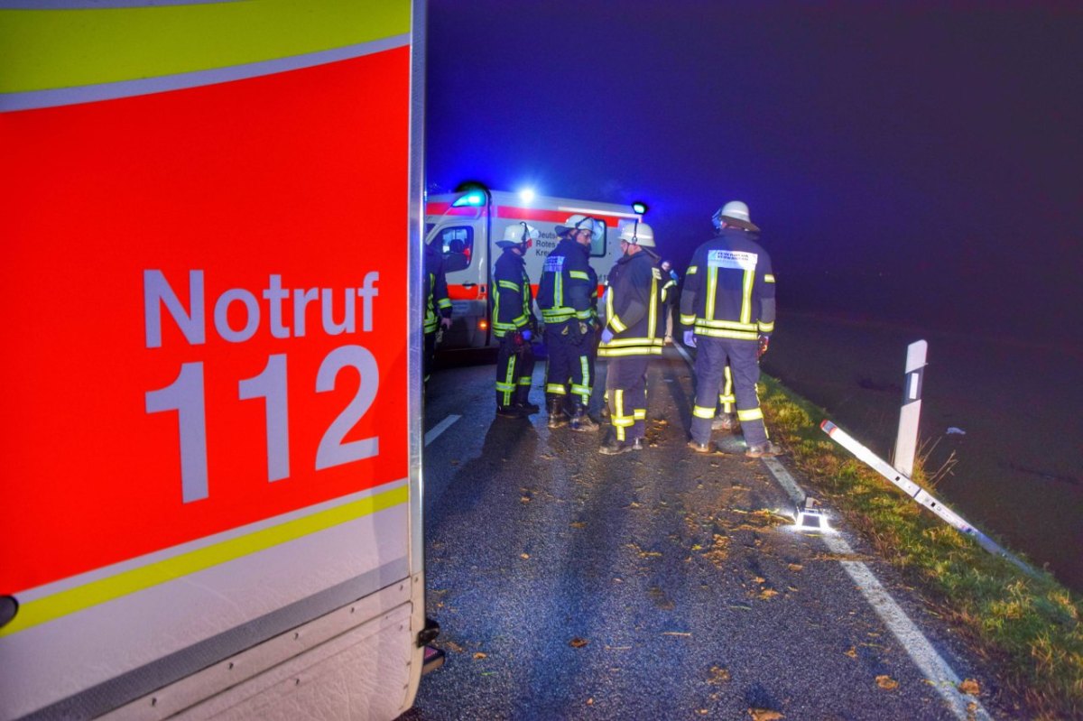 unfall blaulicht dunkel feuerwehr hannover steimbke